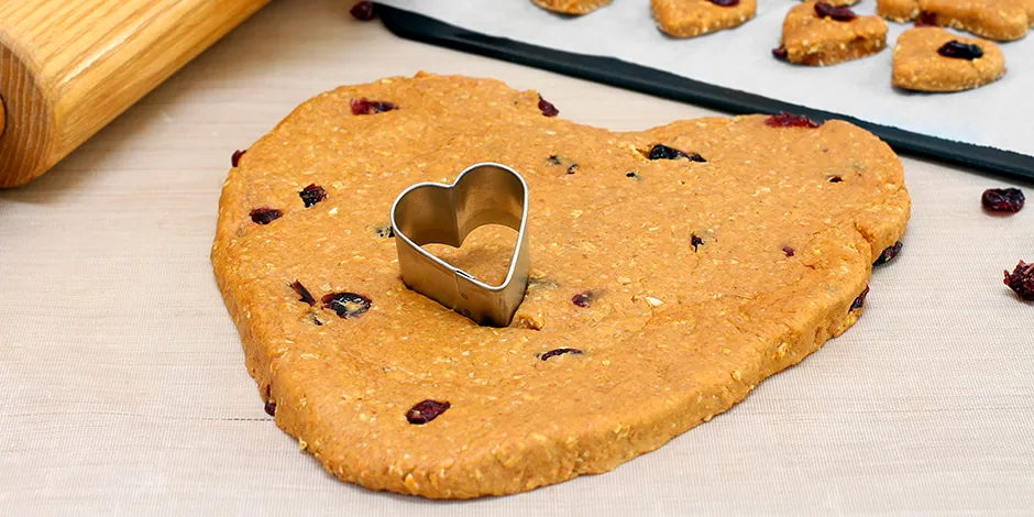 Primer plano de una galleta con arándanos, con un molde en forma de corazón