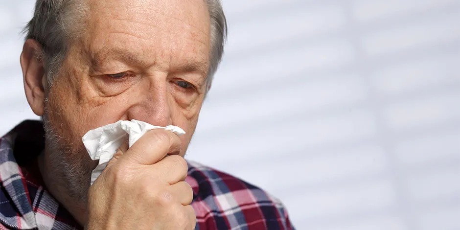 Disminuí en casa las alergias a los perros con uno hipoalergénico. Anciano con pañuelo en su rostro.